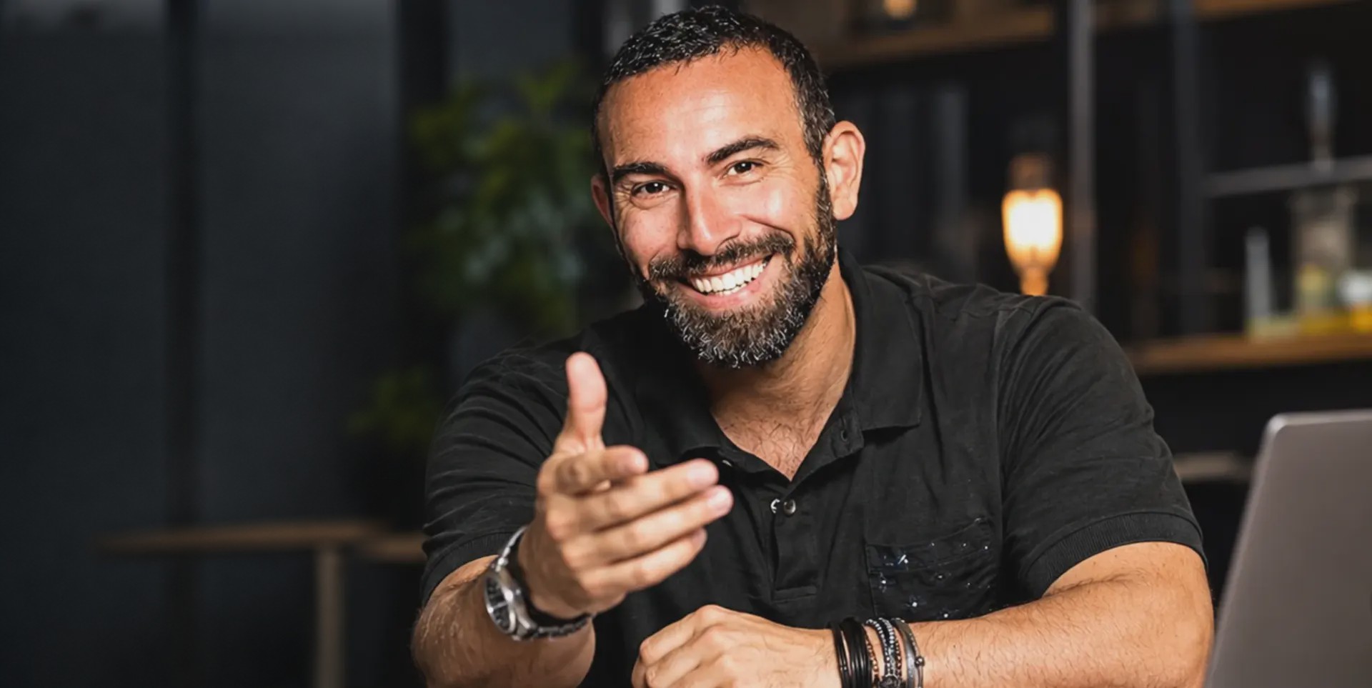 Luciano Rubino alla scrivania, mentre accoglie chi guarda